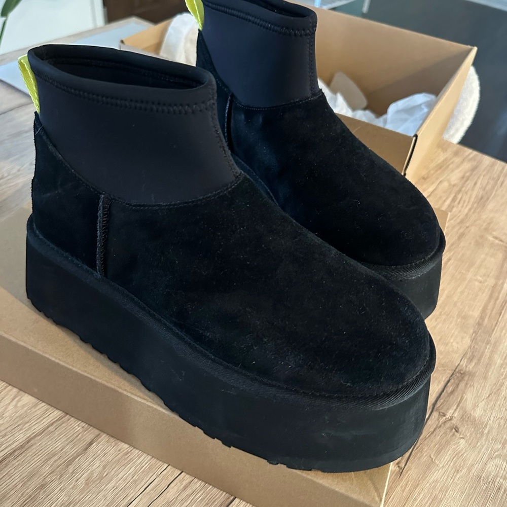 UGG women’s classic lil dipper Black Platform Ankle Boots - Picture 13 of 14